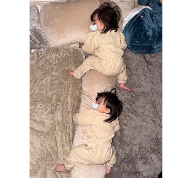 寝るときもおんなじ♡かわいすぎる双子のねんね姿をチェック！