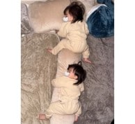 寝るときもおんなじ♡かわいすぎる双子のねんね姿をチェック！