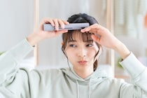 前髪のくせ毛がひどい女性必見！くせ毛の原因と直し方、おすすめの髪型やアレンジ方法も
