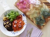 【簡単デコ弁】抜き文字グッズで食コミュ力UP｜チーズ＆ソーセージで作るメッセージ