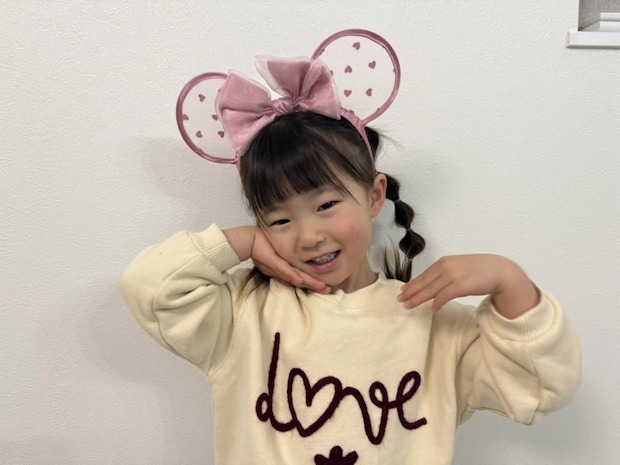 【裏ワザ】「テーマパークで絶対崩れない！」カチューシャ＆帽子OKな最強キッズヘアの作り方