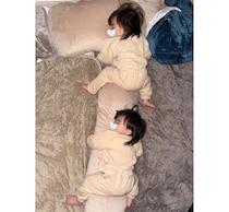 寝るときもおんなじ♡かわいすぎる双子のねんね姿をチェック！