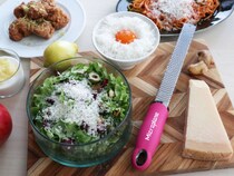 「ふわふわしか勝たん！」「料理が秒でレベルアップ！」プロも愛用する『おろし金』はすごかった！！【オトナの家庭科⑦】