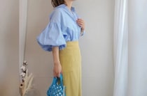 【青シャツのレディースコーデ】おしゃれなおすすめ着こなし実例！濃い青から水色まで