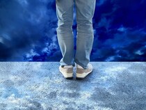 【夢占い】「高いところから落ちる夢」って実はいい夢？悪い夢？場所や状況別の心理を徹底解説！