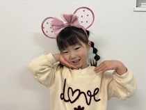 【裏ワザ】「テーマパークで絶対崩れない！」カチューシャ＆帽子OKな最強キッズヘアの作り方