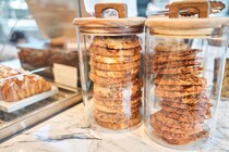 「お菓子どこ？」や「お菓子出しっぱなしやめて！」がなくなる♡100均・ニトリ・無印を駆使した神収納アイデア集
