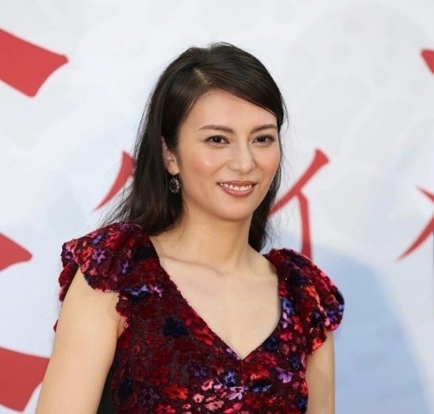 「美しさで涙がとまらない」「バチバチに鍛えあがっててかっこよすぎ」柴咲コウさんがドレス姿で輝くデコルテ＆背中を披露！