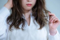 【美容師監修】雨の日に湿気で髪の毛がうねらない方法！髪が広がらない方法やくせ毛ケア、おすすめスタイリング剤も紹介