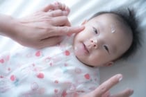 赤ちゃんの日焼け止めはいつから使える？選び方や使い方、おすすめアイテムを紹介