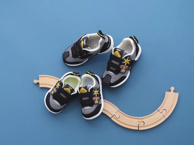 「電車好きっ子が大興奮！」高機能な【IFME】の「ふみきりスニーカー」が元気キッズの足をやさしくサポート