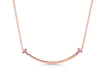 日本限定「ティファニー T スマイル」ペンダント誕生。ピンクサファイヤがきらめく新作