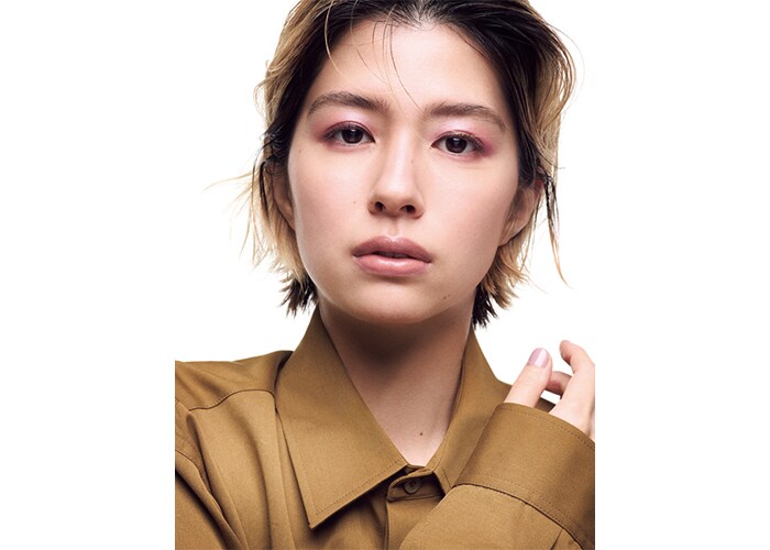 目もとに光を宿すシアーなラベンダーアイ