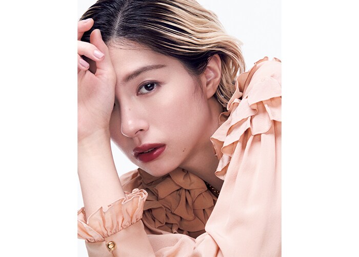 シックな深みをもたらすバーガンディリップ