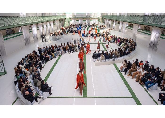 学校のホールがショー会場【マリ・クレールデジタル編集長のパリコレ日記】