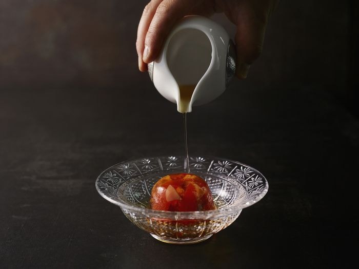 ミシュランシェフが監修 クリエイティブな料理を提供する「JWマリオット」のカウンター割烹「咲/Saki」