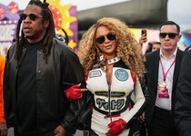 ビヨンセがカタカナのロゴ入りレーシングスーツで登場！ F1ラスベガスGPに集った豪華セレブの観戦ルックをチェック