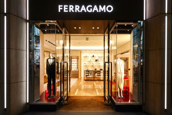 【フェラガモ】銀座本店1階がGINZA GILC NIGHT 2025に合わせてリフレッシュオープン