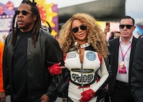 ビヨンセがカタカナのロゴ入りレーシングスーツで登場！ F1ラスベガスGPに集った豪華セレブの観戦ルックをチェック