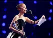 アリアナ・グランデやレディー・ガガら、歌姫が個性あふれる大胆ルックでレッドカーペットを彩る【MTVビデオ・ミュージック・アワード2025】