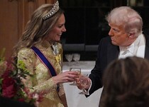 英・キャサリン皇太子妃、まばゆいゴールドレースのドレスで登場　「輝いている」と米トランプ大統領も絶賛
