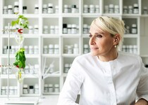 「香水は目に見えないジュエリー」「カルティエ」の調香師マチルド・ローランが語る、香水の芸術とは