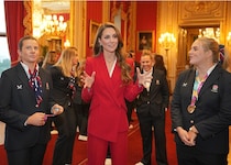 英・キャサリン皇太子妃、赤いバラを思わせる装いで、女子ラグビーイングランド代表“レッドローゼス”を歓迎