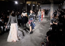 東京発、若手デザイナーたちがパリのランウェイへ