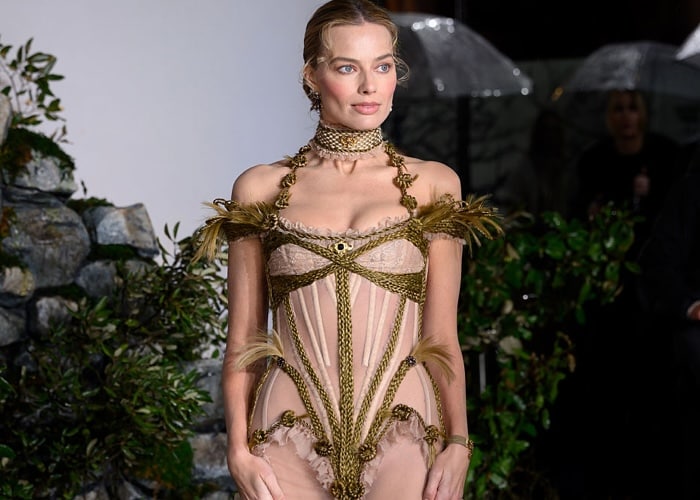 話題の新作映画『嵐が丘』が火付け役 「コルセット」トレンド再浮上の理由を検証