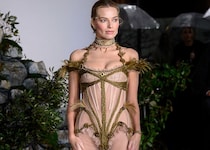 話題の新作映画『嵐が丘』が火付け役 「コルセット」トレンド再浮上の理由を検証