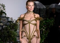 話題の新作映画『嵐が丘』が火付け役 「コルセット」トレンド再浮上の理由を検証