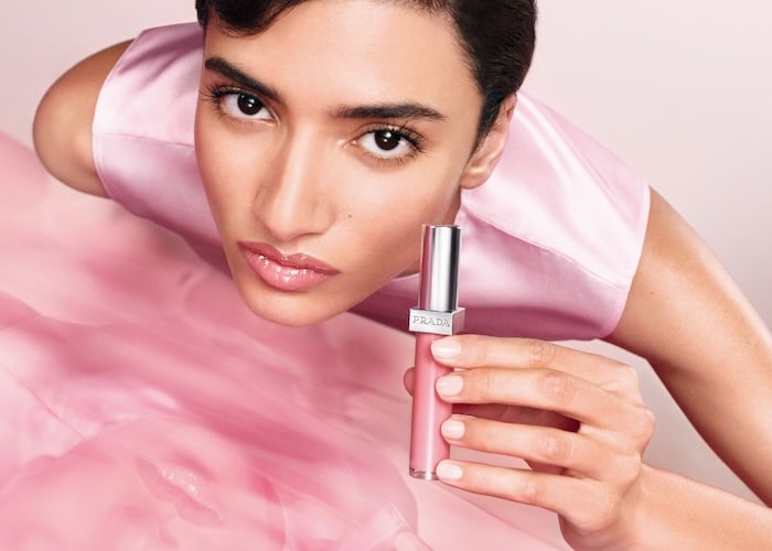 プラダ ビューティ初のリップグロスが誕生。反射するようなツヤをひと塗りで