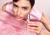 プラダ ビューティ初のリップグロスが誕生。反射するようなツヤをひと塗りで