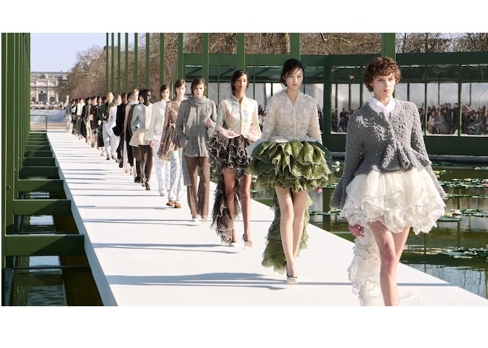 パリ・チュイルリー庭園がショーの舞台に。ジョナサン・アンダーソンがディオール2026-27年秋冬コレクションを発表