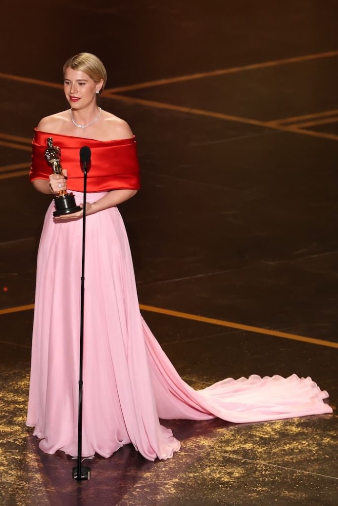 シャネルのドレスで2026年アカデミー賞主演女優賞を受賞したジェシー・バックリー