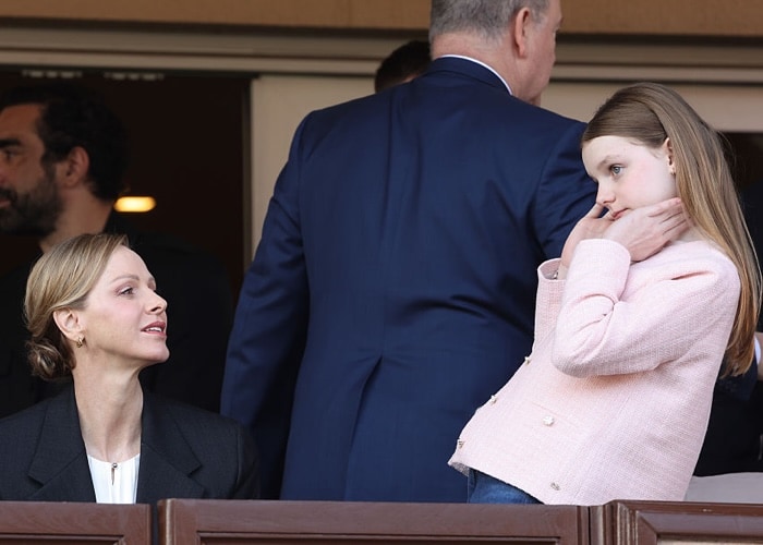 モナコ・シャルレーヌ公妃の11歳の娘ガブリエラ公女、デニムルックにブルネロ・クチネリのバレエシューズを合わせ、三笠宮家の彬子さまとラグビー観戦