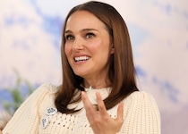 ナタリー・ポートマン44歳が第3子妊娠を発表。パリシックなマタニティスタイルが注目の的に！