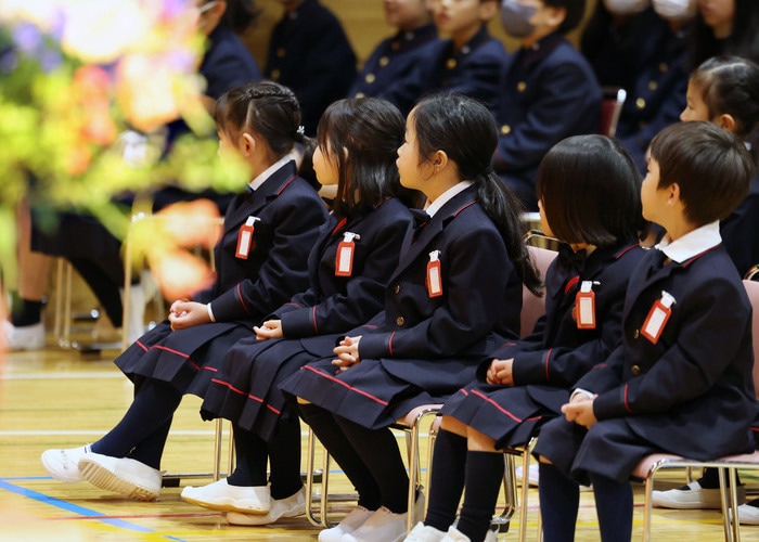 「marie claire PARIS」の制服で初登校　国立学園小学校で新制服の着用がスタート