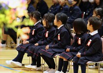 「marie claire PARIS」の制服で初登校　国立学園小学校で新制服の着用がスタート