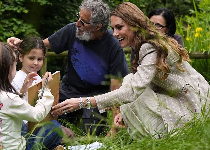 キャサリン皇太子妃、可憐なリバティプリントのブレスレットに視線集中! イタリア訪問中、子どもたちにちなんだ特別なジュエリーが話題に
