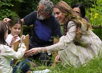 キャサリン皇太子妃、可憐なリバティプリントのブレスレットに視線集中！ イタリア訪問中、子どもたちにちなんだ特別なジュエリーが話題に